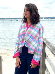 La Réjouissante – Chemise Oversize à Carreaux Pastel et Détails Framboise