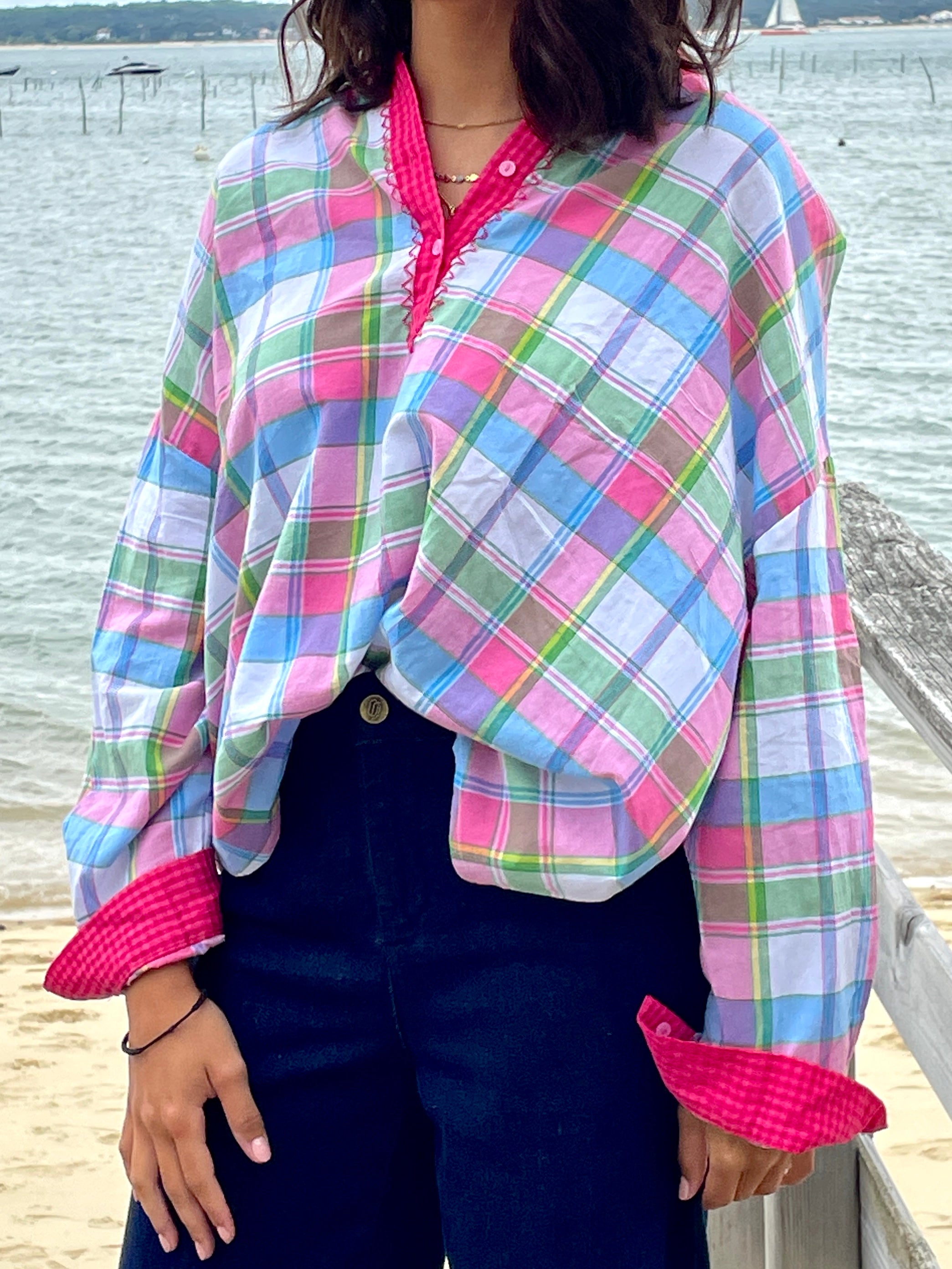 La Réjouissante – Chemise Oversize à Carreaux Pastel et Détails Framboise