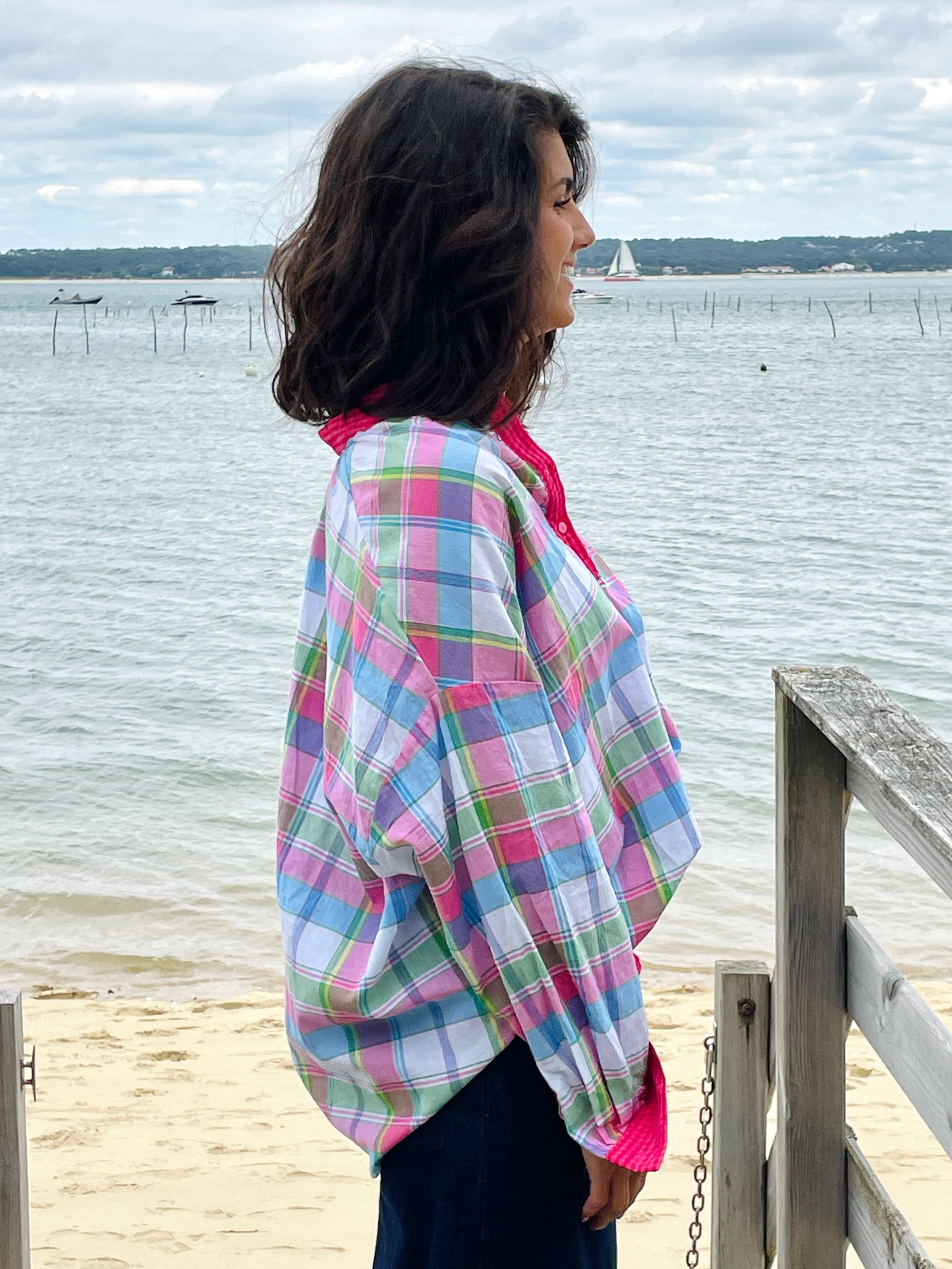 La Réjouissante – Chemise Oversize à Carreaux Pastel et Détails Framboise