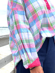 La Réjouissante – Chemise Oversize à Carreaux Pastel et Détails Framboise