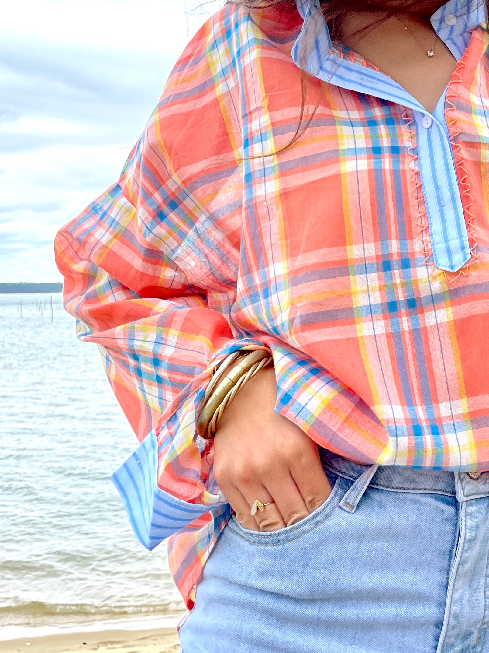 Marée Douce – Chemise à Carreaux Multicolores et Col Rayé Bleu