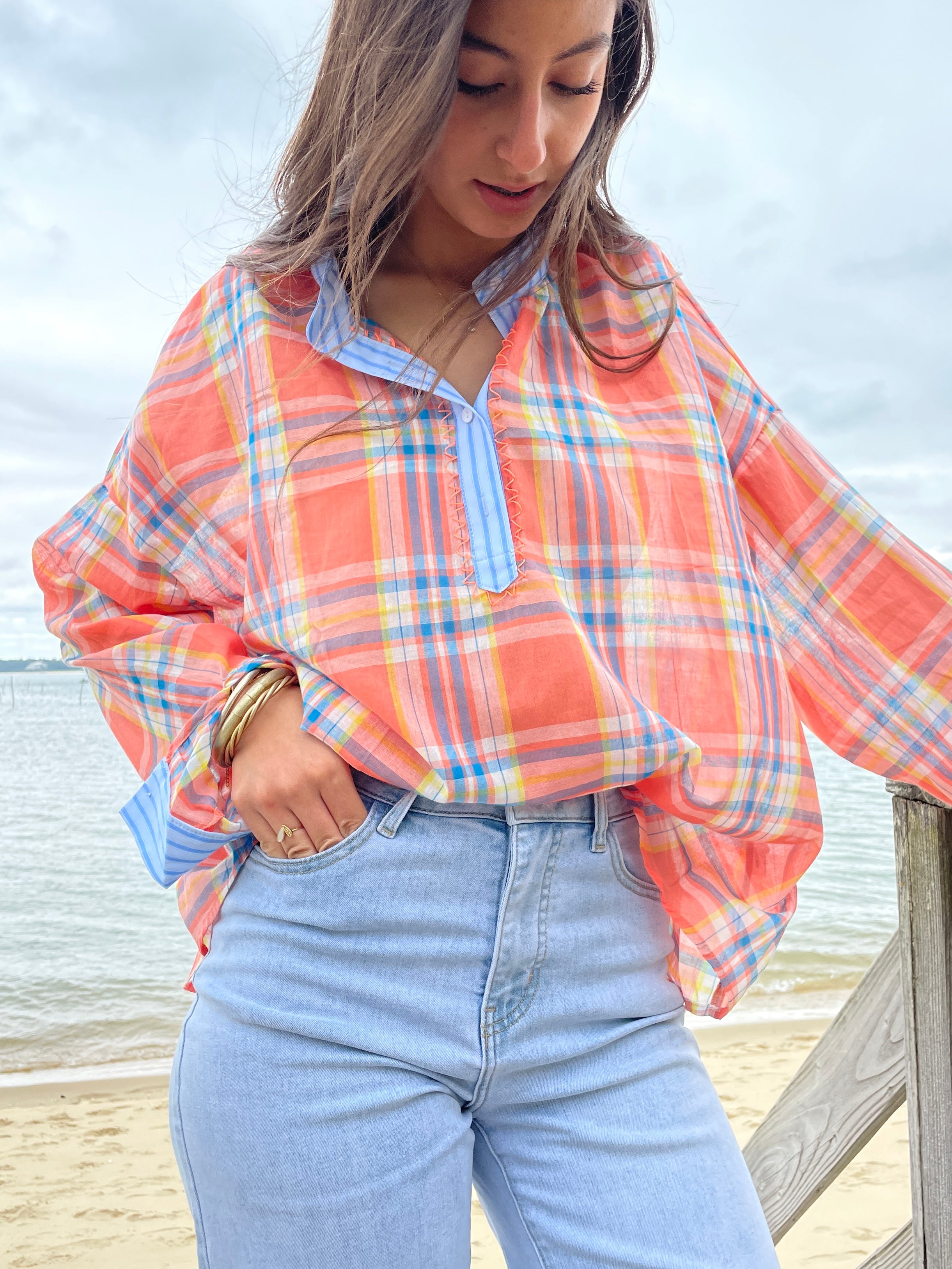 Marée Douce – Chemise à Carreaux Multicolores et Col Rayé Bleu