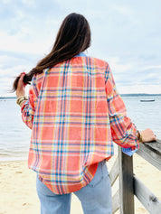 Marée Douce – Chemise à Carreaux Multicolores et Col Rayé Bleu