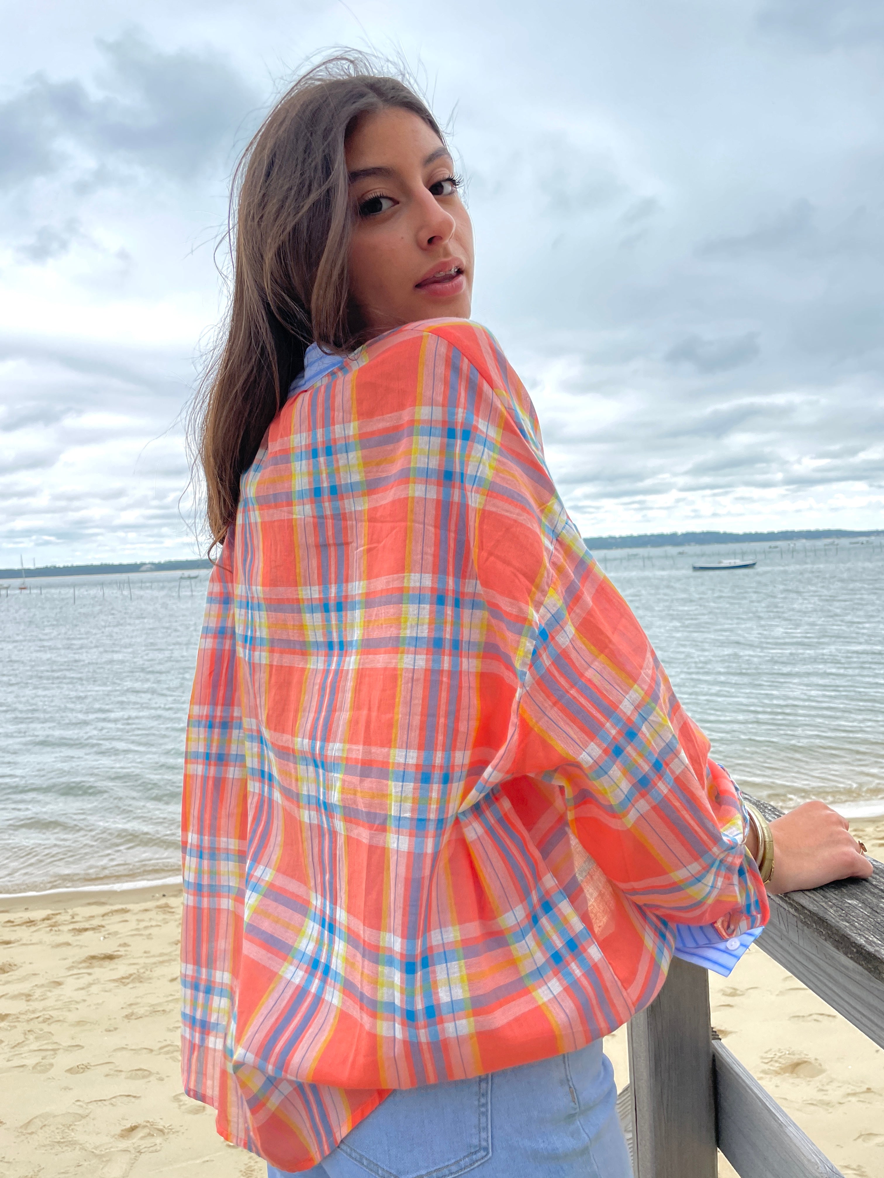 Marée Douce – Chemise à Carreaux Multicolores et Col Rayé Bleu
