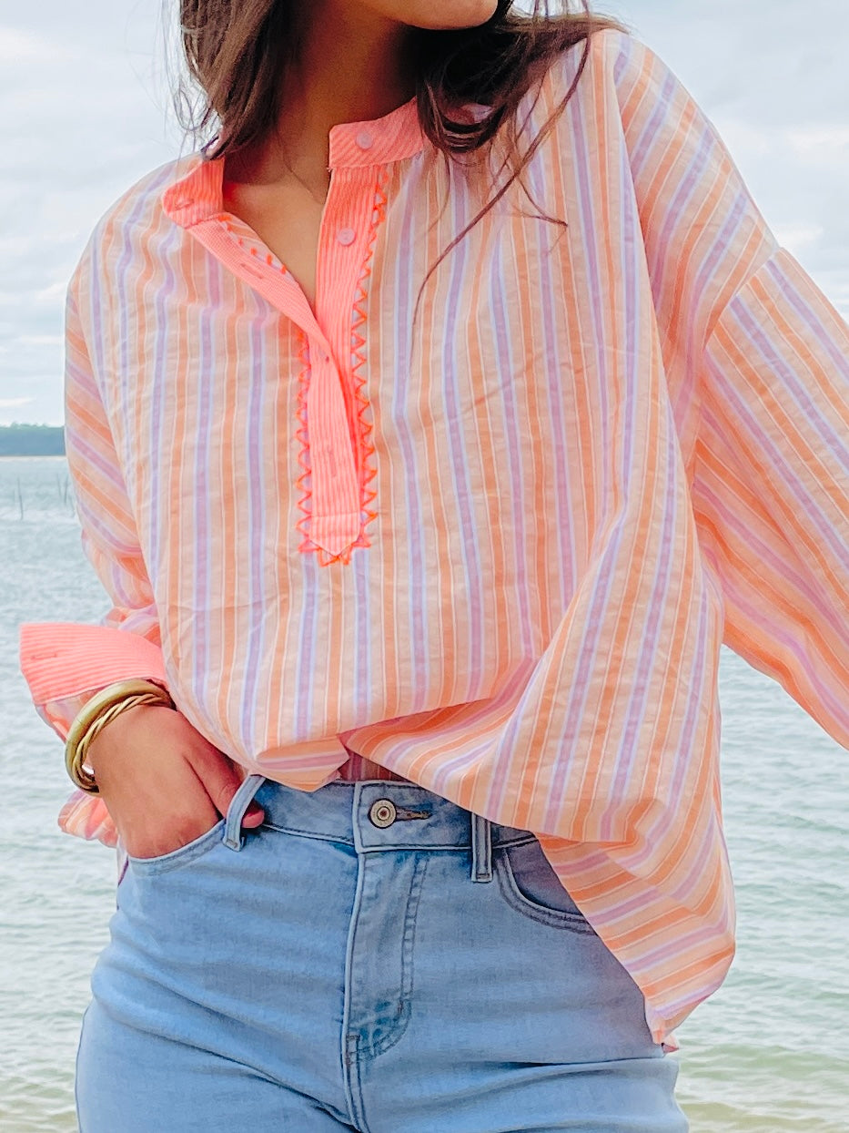 Rose Sable – Chemise Rayée Rose Corail à Détails Contrastés