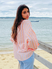 Rose Sable – Chemise Rayée Rose Corail à Détails Contrastés