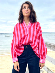 Ciel d'Orage – Chemise Rayée Rouge Framboise & Rose Bonbon à Poignets Vichy