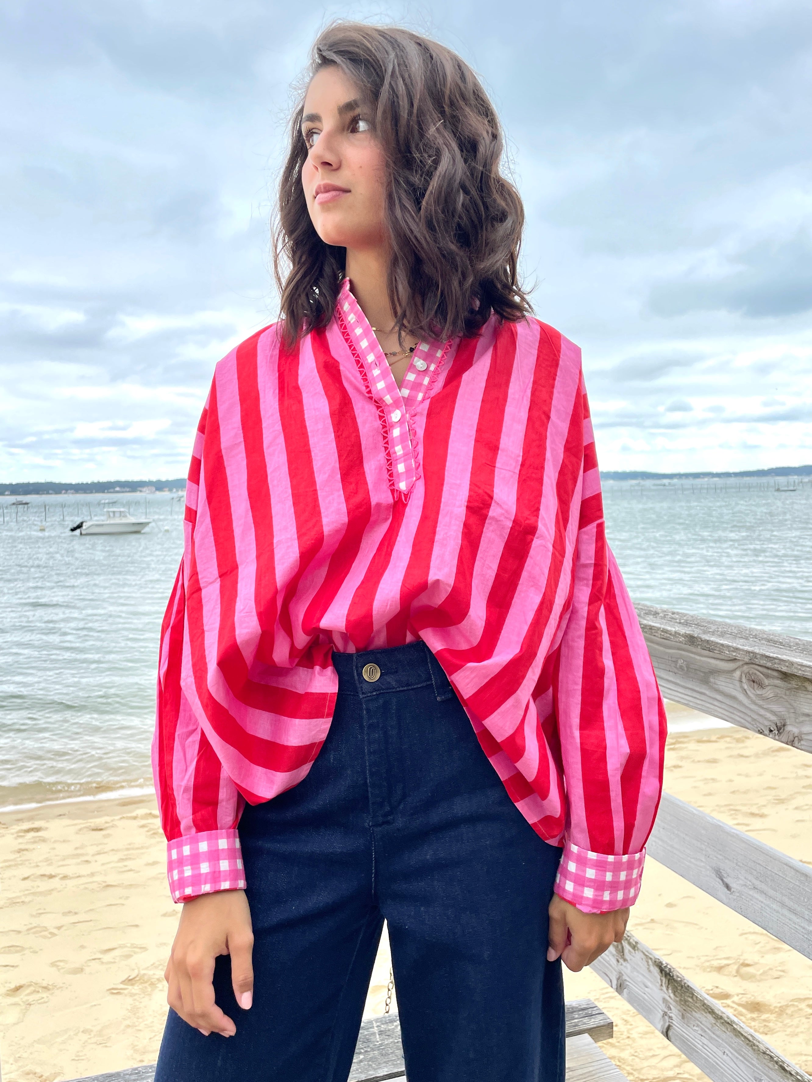 Ciel d'Orage – Chemise Rayée Rouge Framboise & Rose Bonbon à Poignets Vichy