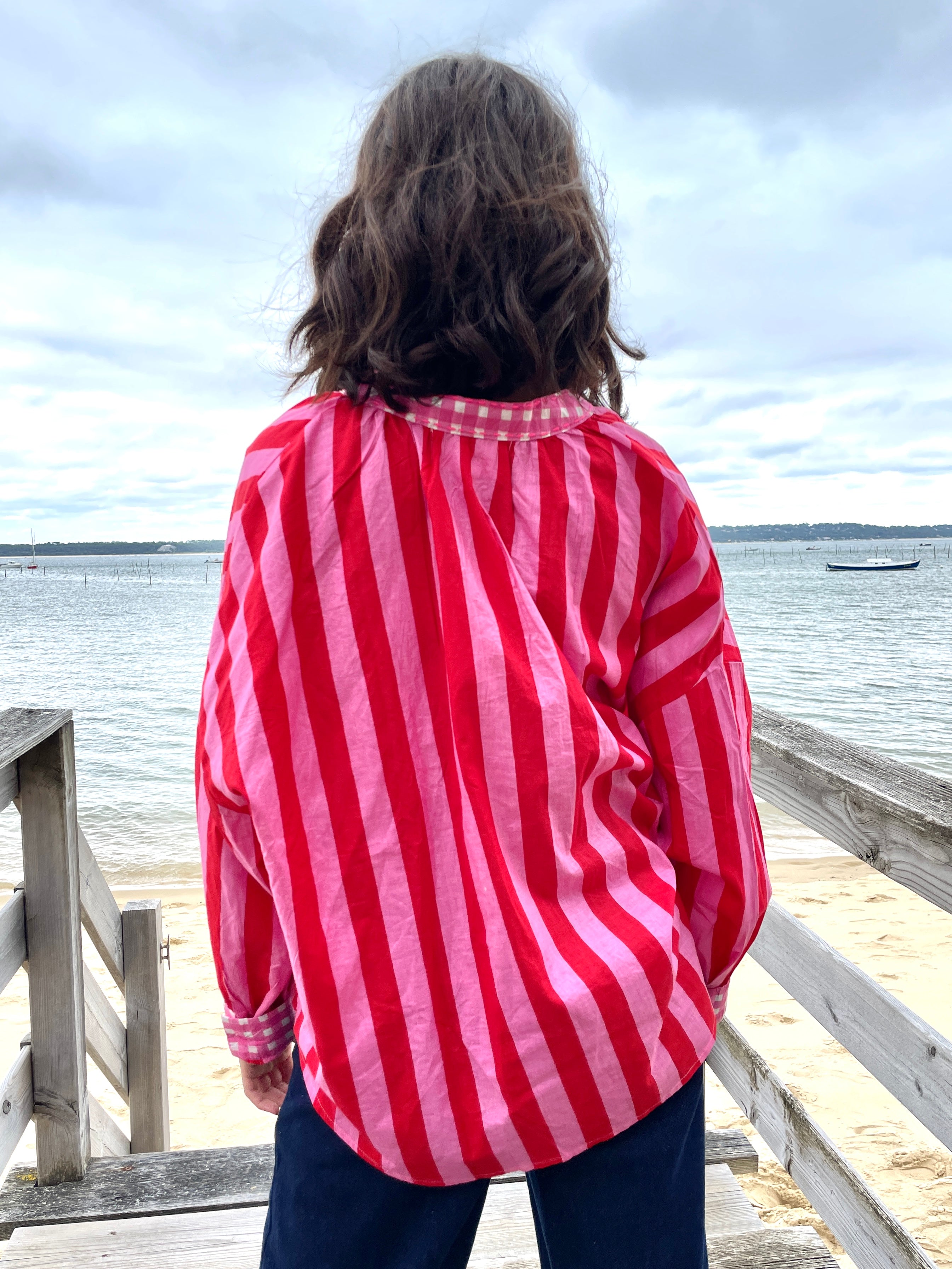 Ciel d'Orage – Chemise Rayée Rouge Framboise & Rose Bonbon à Poignets Vichy