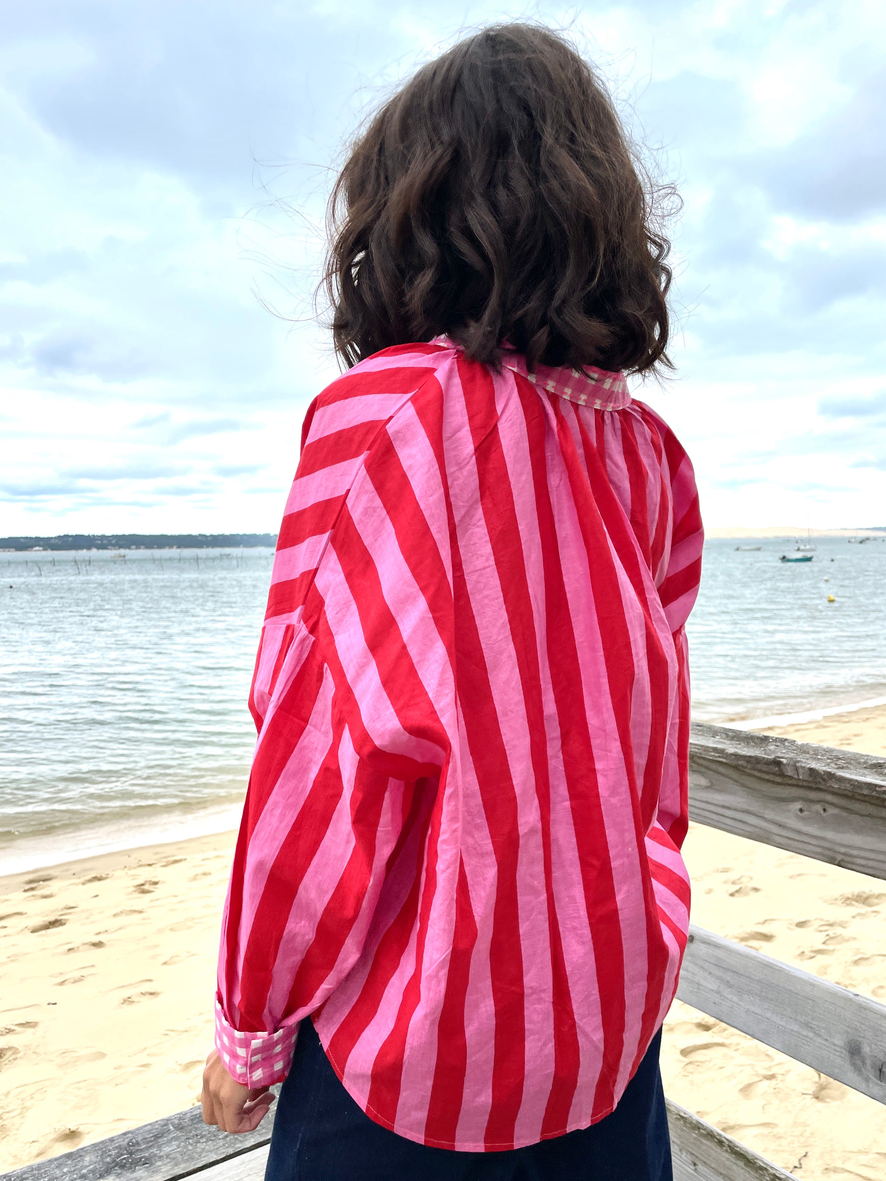 Ciel d'Orage – Chemise Rayée Rouge Framboise & Rose Bonbon à Poignets Vichy