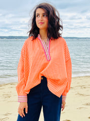 Mandarine Salée – Chemise Rayée Orange Sanguine à Finitions Rose Dragée