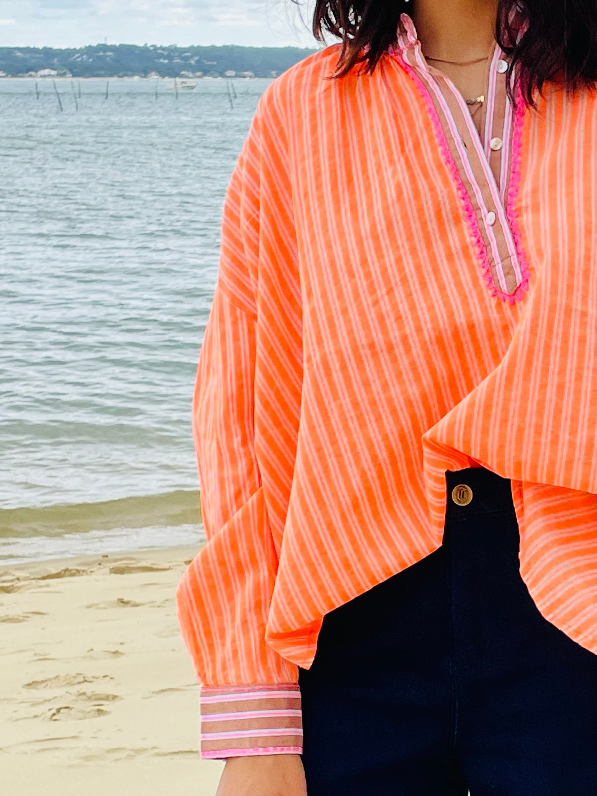 Mandarine Salée – Chemise Rayée Orange Sanguine à Finitions Rose Dragée