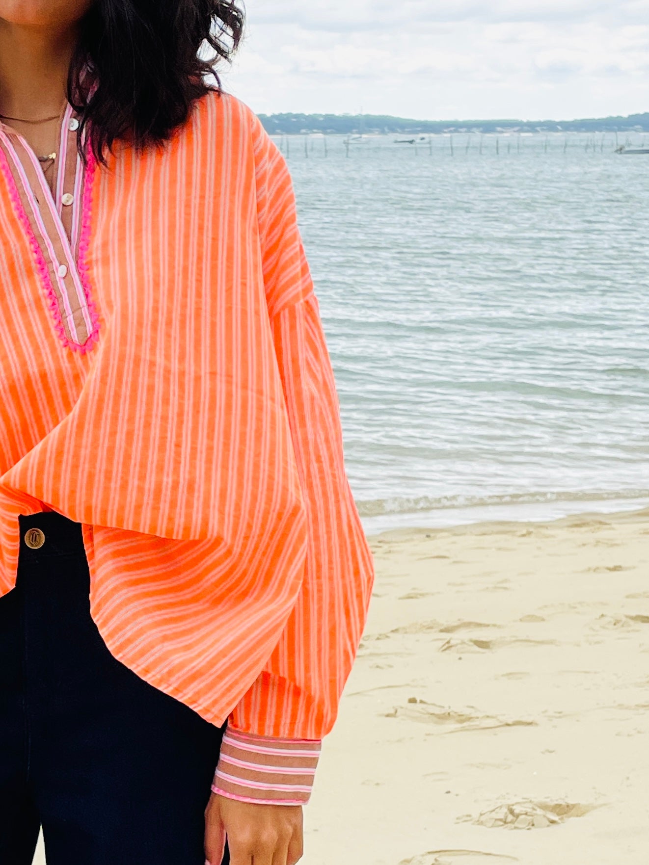 Mandarine Salée – Chemise Rayée Orange Sanguine à Finitions Rose Dragée