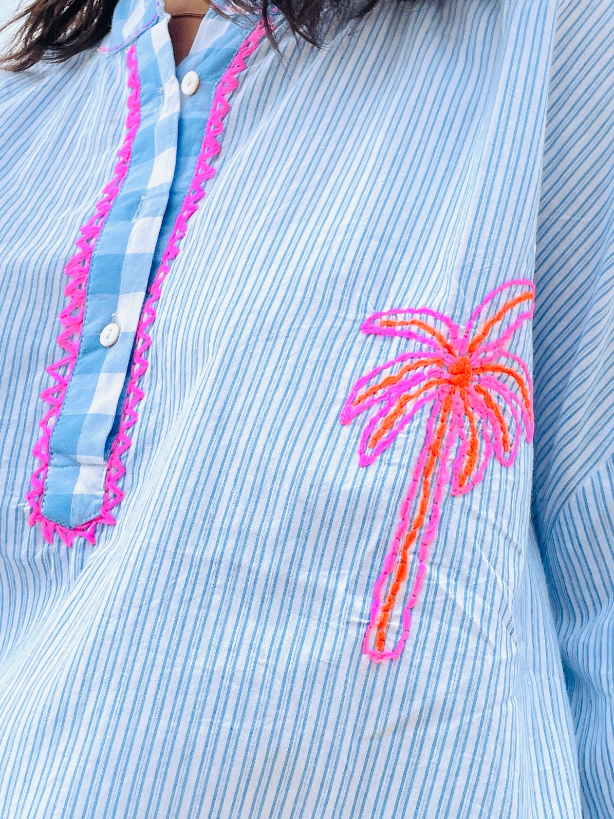 Palm Beach – Chemise Rayée Bleu Ciel à Broderie Palmier Fluo