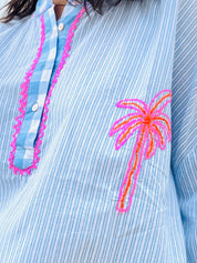Palm Beach – Chemise Rayée Bleu Ciel à Broderie Palmier Fluo