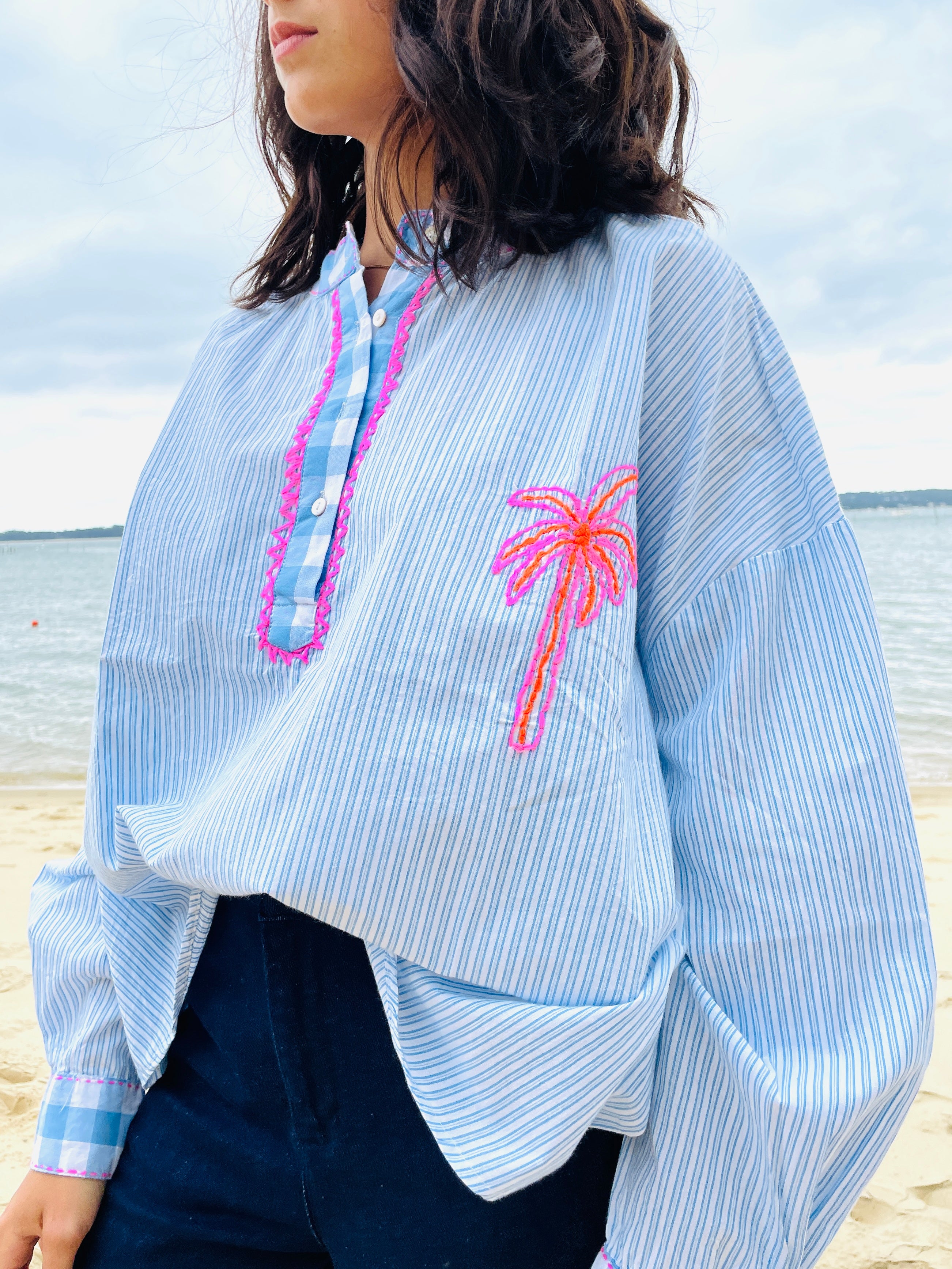 Palm Beach – Chemise Rayée Bleu Ciel à Broderie Palmier Fluo