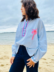Palm Beach – Chemise Rayée Bleu Ciel à Broderie Palmier Fluo