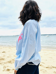 Palm Beach – Chemise Rayée Bleu Ciel à Broderie Palmier Fluo