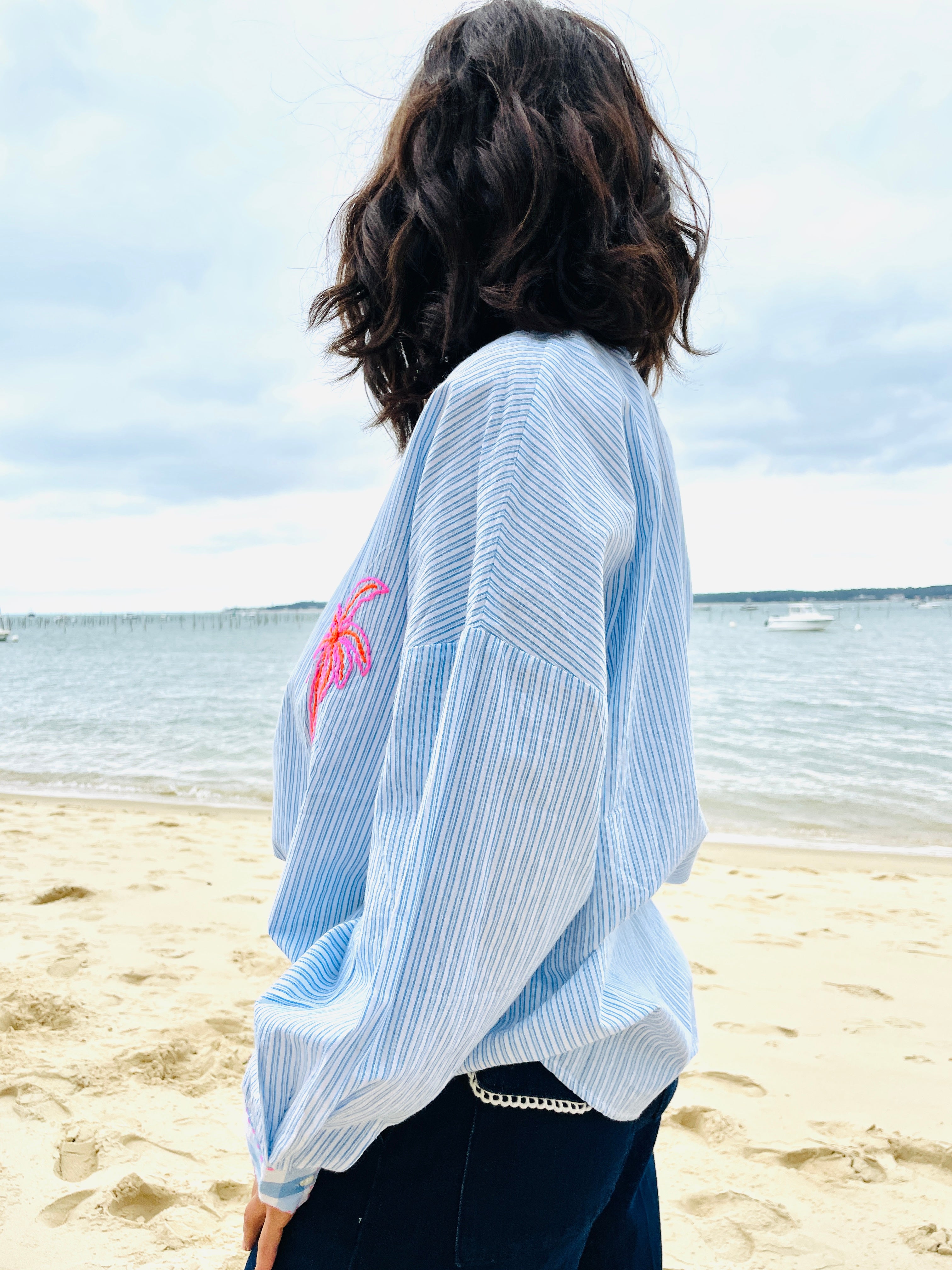 Palm Beach – Chemise Rayée Bleu Ciel à Broderie Palmier Fluo