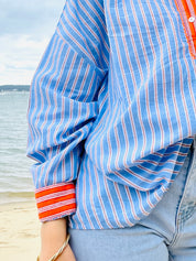 Cœur Marin – Chemise Rayée Bleue à Broderie Cœur Fluo