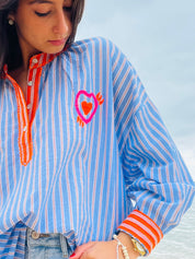 Cœur Marin – Chemise Rayée Bleue à Broderie Cœur Fluo