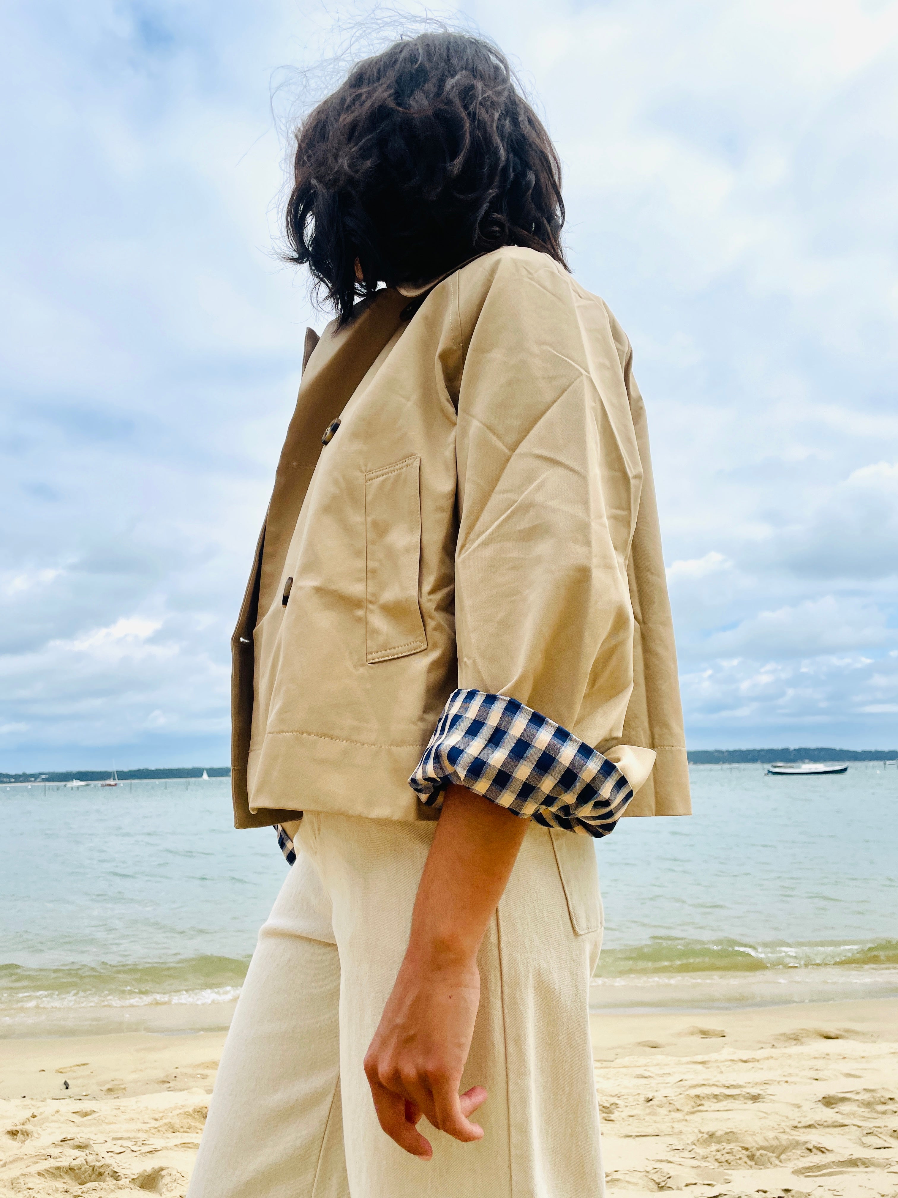 Brise Beige – Veste Courte Réversible à Carreaux Navy