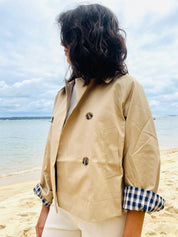 Brise Beige – Veste Courte Réversible à Carreaux Navy