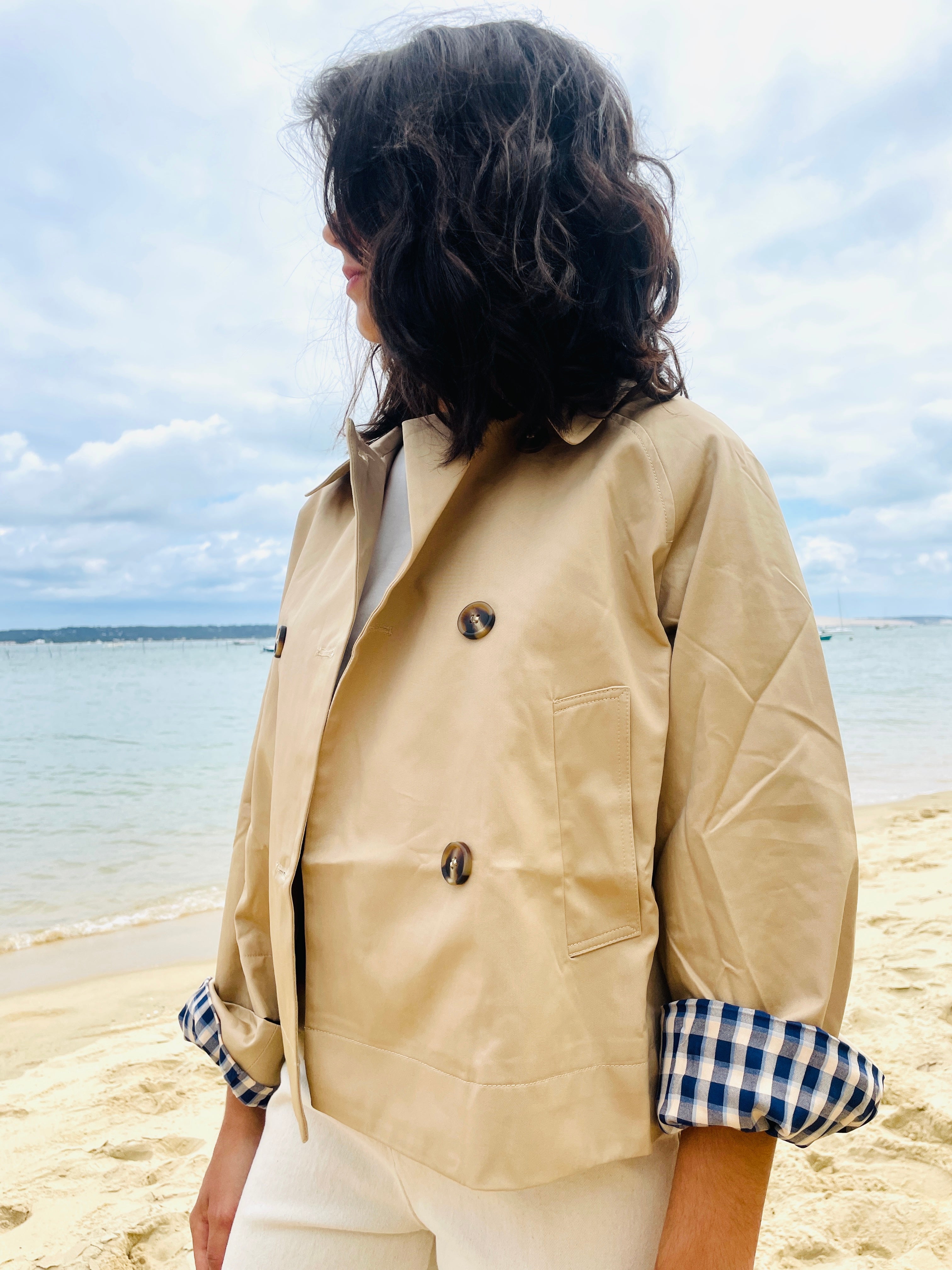 Brise Beige – Veste Courte Réversible à Carreaux Navy