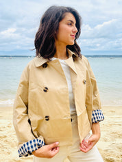 Brise Beige – Veste Courte Réversible à Carreaux Navy