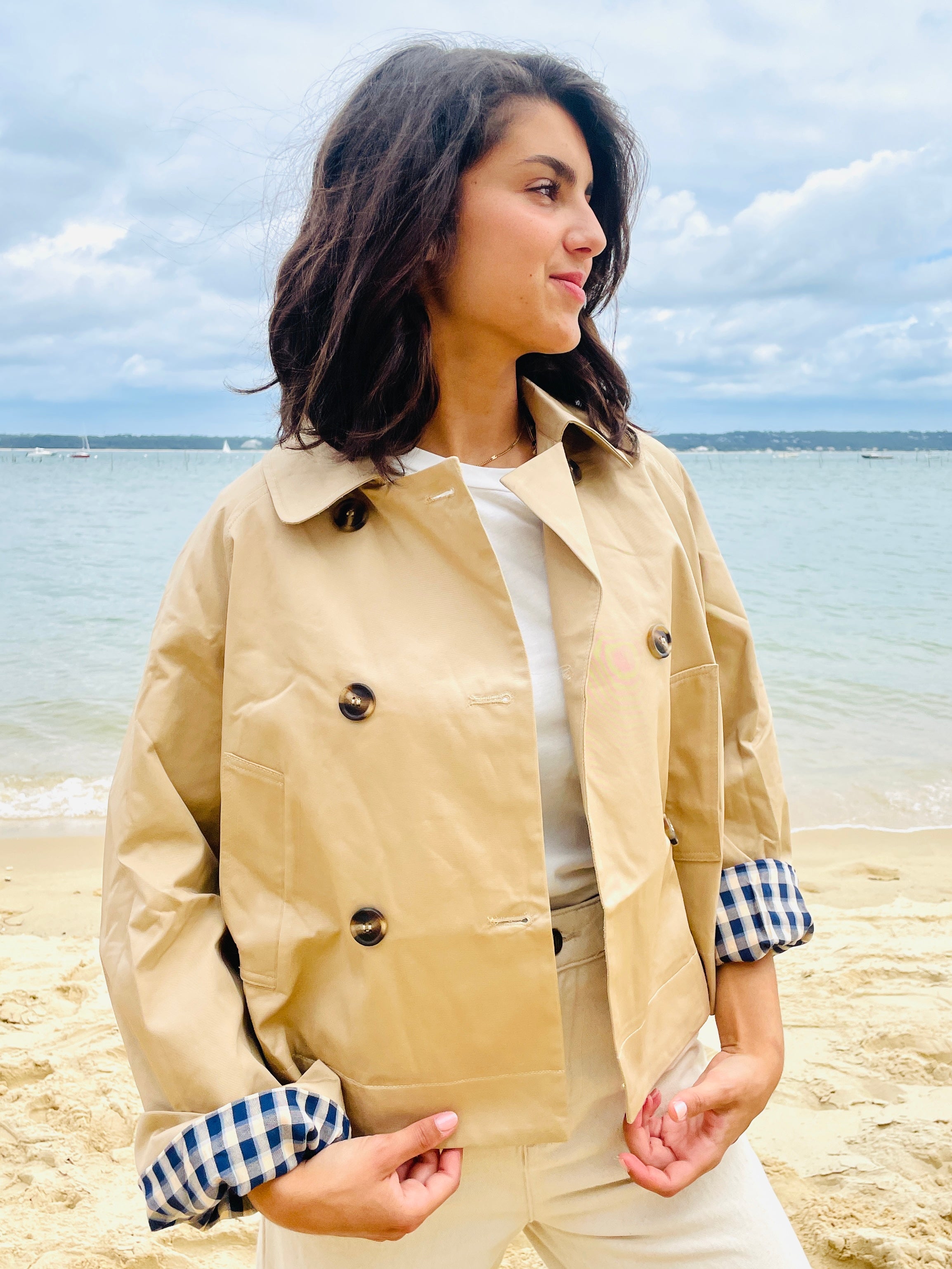 Brise Beige – Veste Courte Réversible à Carreaux Navy