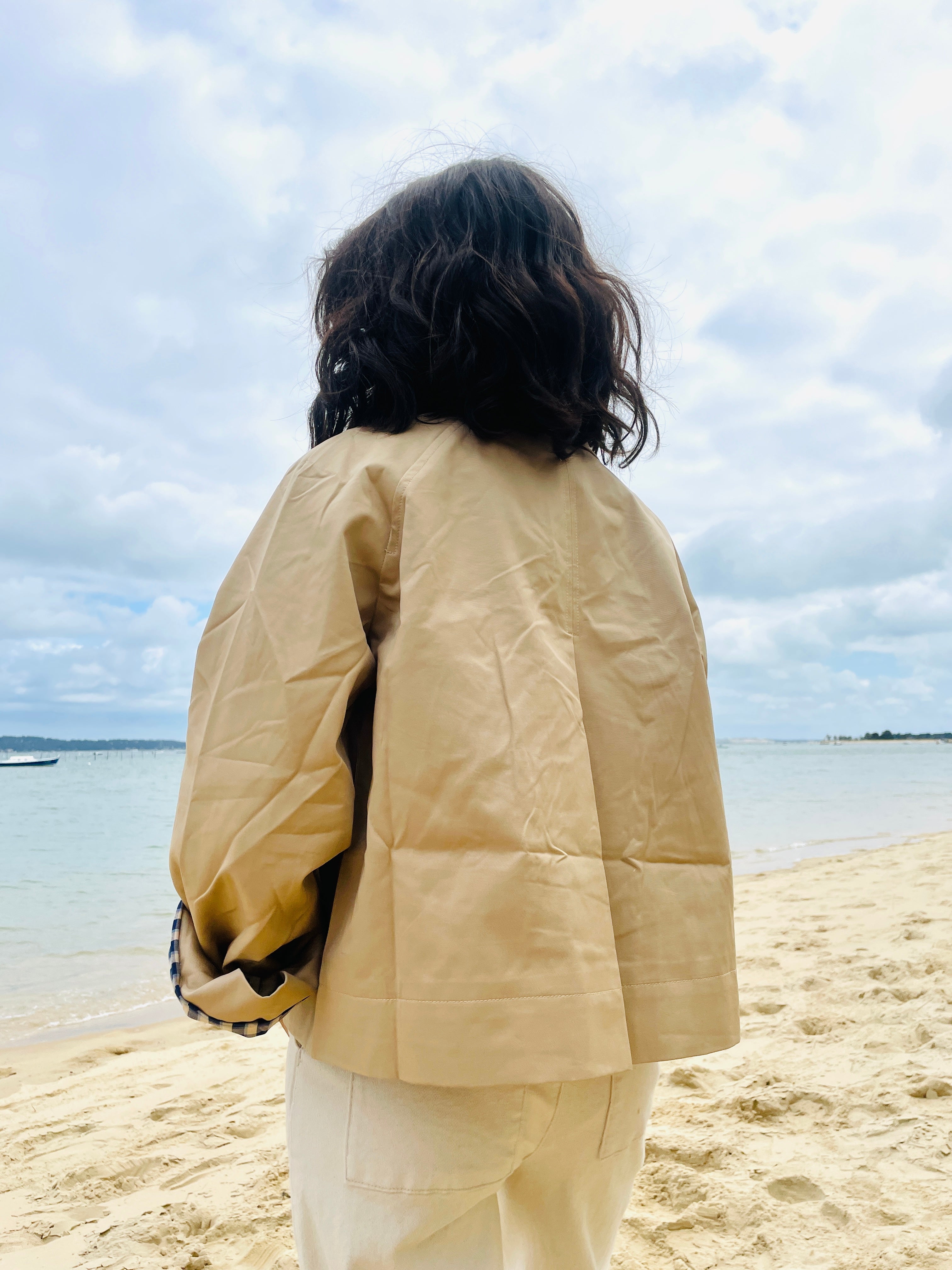 Brise Beige – Veste Courte Réversible à Carreaux Navy