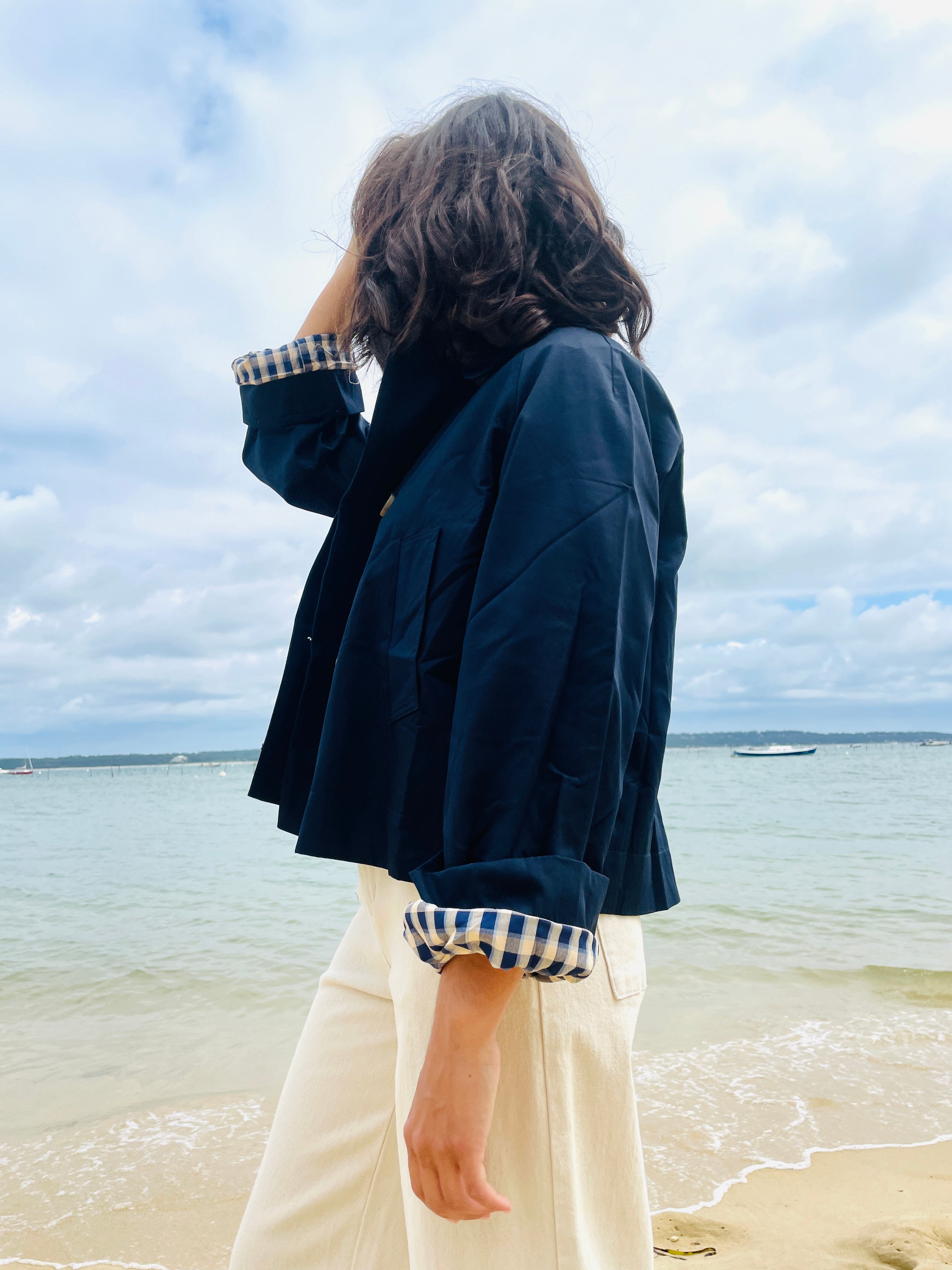 Brise Marine – Veste Courte Bleu Nuit à Doublure Vichy