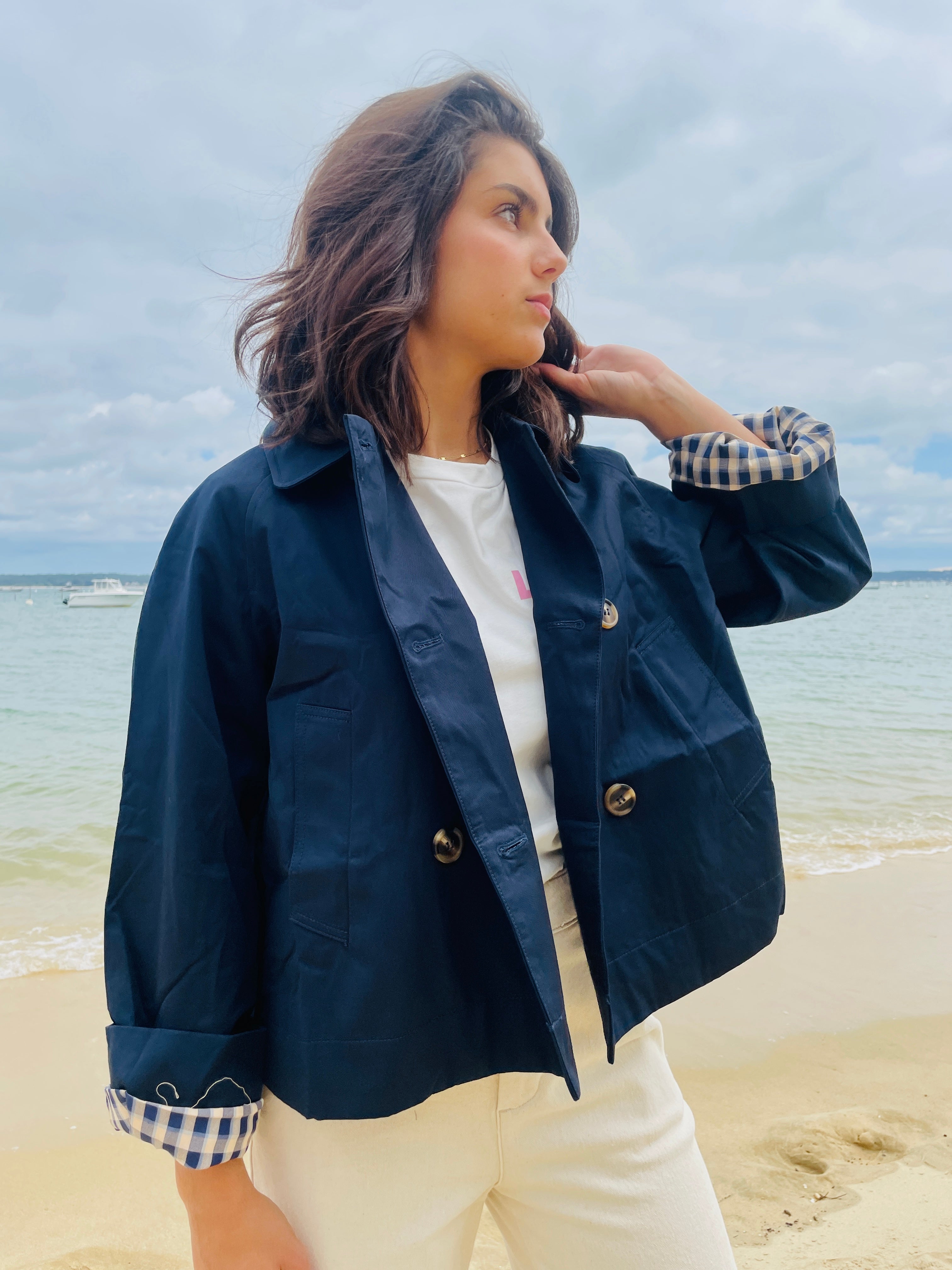 Brise Marine – Veste Courte Bleu Nuit à Doublure Vichy